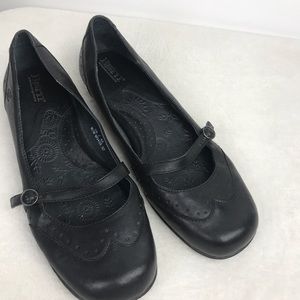 Born Sz 10 Wing Tip Mary Janes With Small Heel